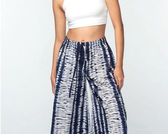 Pantalones de pierna ancha con estampado Shibori en índigo y blanco.