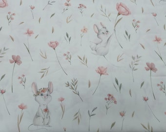 Tissu bébé souris et fleurs de coquelicot sur fond blanc coton PREMIUM. Tissu enfant coton imprimé couture au mètre.