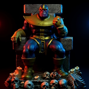 Op de afbeelding: Een gedetailleerd beeldje van Thanos zittend op een stenen troon, gekleed in een gouden en blauw harnas en handschoen met kleurrijke edelstenen. De basis heeft schedels en kaarsen, met een donkere achtergrond.