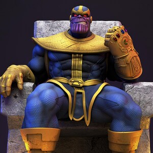 Op de afbeelding: Een gedetailleerde 3D-weergave van Thanos, een paarsgekleurd personage, zittend op een stenen troon. Hij draagt blauwe en gouden bepantsering en een gouden handschoen versierd met kleurrijke edelstenen. Zijn uitdrukking is streng, met een lichte grijns.