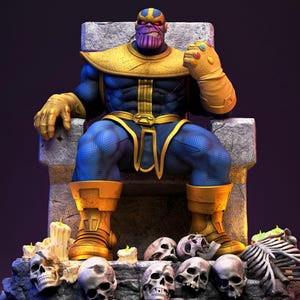 Op de afbeelding: Gedetailleerd beeldje van Thanos, een paarsgekleurde personage, zittend op een stenen troon. Hij draagt blauwe en gouden bepantsering, een gouden handschoen met kleurrijke edelstenen en is omringd door schedels en kaarsen. Het figuur heeft een strenge uitdrukking.
