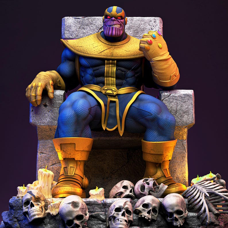 Op de afbeelding: Gedetailleerd beeldje van Thanos, een paarsgekleurde personage, zittend op een stenen troon. Hij draagt blauwe en gouden bepantsering, een gouden handschoen met kleurrijke edelstenen en is omringd door schedels en kaarsen. Het figuur heeft een strenge uitdrukking.