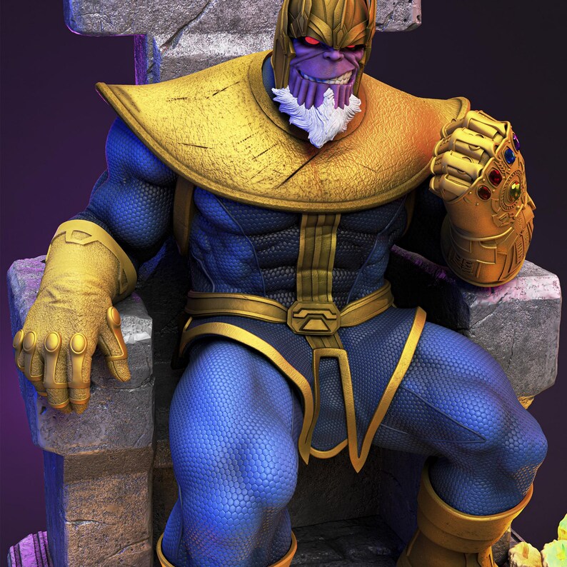 Op de afbeelding: Een gedetailleerd beeldje van Thanos, een paarsgekleurde personage, zittend op een stenen troon. Hij draagt een blauw en goudkleurig pak, gouden handschoenen met kleurrijke edelstenen en een gouden helm. Zijn gezichtsuitdrukking is streng, met een witte baard.