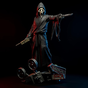Puede incluir: Una figura negra con una túnica con capucha y una máscara blanca, sosteniendo un cuchillo y un teléfono de utilería. La figura está sobre una base con un proyector de películas y un letrero de "Drive-In Scream". La escena está iluminada en rojo y azul.
