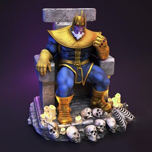 Op de afbeelding: Gedetailleerd beeldje van Thanos zittend op een stenen troon. De figuur draagt een blauw en goud kostuum, met een paars gezicht en een witte baard. Schedels en kaarsen omringen de basis, met een donkere achtergrond.