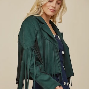 Blouson de moto vert émeraude en cuir suédé végétalien doux à franges dans le dos + bordures sur les manches ! Vêtements de style occidental, veste de festival !