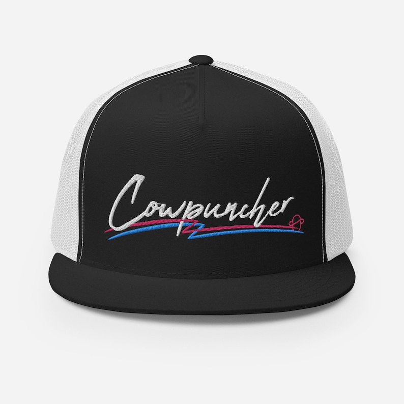 Pu&ograve; includere: Cappellino da camionista nero e bianco con la scritta "Cowpuncher" ricamata in corsivo bianco. Il design include linee blu e rosa sotto il testo e un piccolo simbolo a forma di cuore. Il cappellino ha un retro in rete.