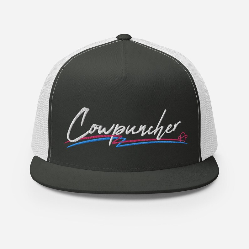 Pu&ograve; includere: Cappellino da camionista nero e bianco con la scritta "Cowpuncher" ricamata in corsivo bianco. Il testo &egrave; sottolineato da linee blu e rosa. Il cappellino ha una visiera curva e un retro in rete.