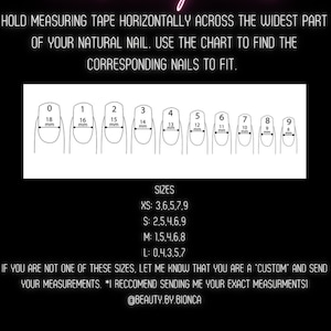 K&ouml;nnte beinhalten: Eine Tabelle mit verschiedenen Nagelgr&ouml;&szlig;en in Millimetern, wobei jeder Gr&ouml;&szlig;e eine entsprechende Nummer zugeordnet ist. Die Tabelle ist mit "measuring nails" beschriftet und enth&auml;lt Anweisungen zum Messen von N&auml;geln. Der Text enth&auml;lt auch Gr&ouml;&szlig;eninformationen f&uuml;r die Gr&ouml;&szlig;en XS, S, M und L.