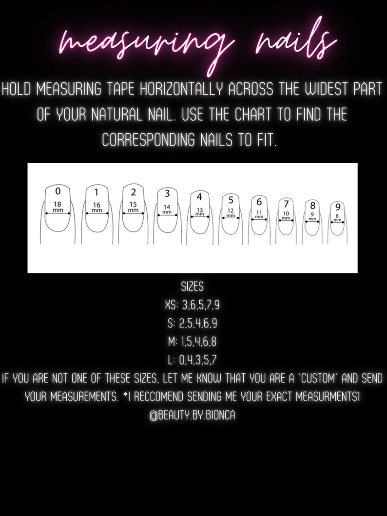 K&ouml;nnte beinhalten: Eine Tabelle mit verschiedenen Nagelgr&ouml;&szlig;en in Millimetern, wobei jeder Gr&ouml;&szlig;e eine entsprechende Nummer zugeordnet ist. Die Tabelle ist mit "measuring nails" beschriftet und enth&auml;lt Anweisungen zum Messen von N&auml;geln. Der Text enth&auml;lt auch Gr&ouml;&szlig;eninformationen f&uuml;r die Gr&ouml;&szlig;en XS, S, M und L.