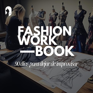 Puede incluir: Un estudio de diseño de moda con maniquíes vestidos con varios vestidos. La imagen presenta el texto "FASHION WORK BOOK" y "90 días para dejar de improvisar". Una diseñadora trabaja en una mesa con bocetos y tela.
