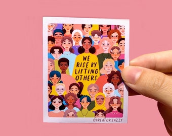 Wir steigen, indem wir andere aufkleben || Aufkleber für Lehrerin, feministische Aufkleber, Frauen Empowerment, Aufkleber für Gleichstellung, Vielfalt, feministisches Zitat, Aktivismus
