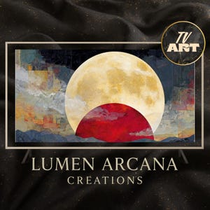 Puede incluir: Una pantalla de televisión muestra arte digital con una luna amarilla sobre un arco rojo, sobre un fondo abstracto. Las palabras "LUMEN ARCANA CREATIONS" están en la parte inferior, con "TV ART" en un logotipo circular en la parte superior derecha.