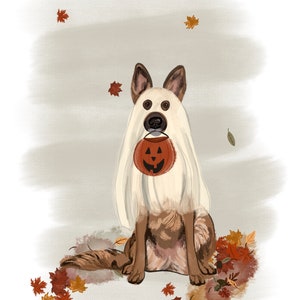 Pu&ograve; includere: Un pastore tedesco che indossa un costume da fantasma bianco e tiene una piccola zucca arancione con un viso di zucca intagliata. Il cane &egrave; seduto su uno sfondo marrone chiaro con foglie marroni e arancioni sparse.