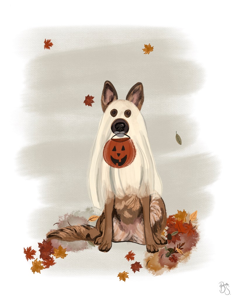 Pu&ograve; includere: Un pastore tedesco che indossa un costume da fantasma bianco e tiene una piccola zucca arancione con un viso di zucca intagliata. Il cane &egrave; seduto su uno sfondo marrone chiaro con foglie marroni e arancioni sparse.