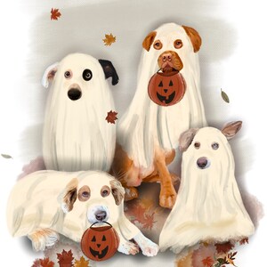 Pu&ograve; includere: Quattro cani vestiti da fantasmi per Halloween, di cui due con secchi arancioni a forma di zucca. I cani si trovano in un ambiente con foglie autunnali marroni e arancioni.