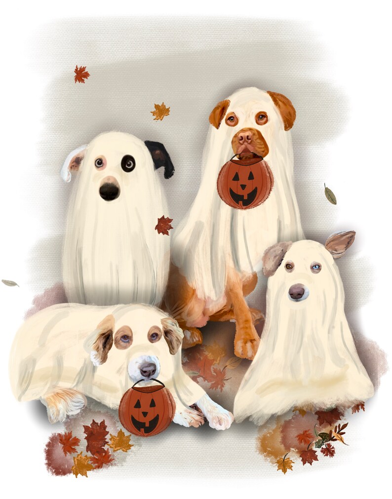 Pu&ograve; includere: Quattro cani vestiti da fantasmi per Halloween, di cui due con secchi arancioni a forma di zucca. I cani si trovano in un ambiente con foglie autunnali marroni e arancioni.