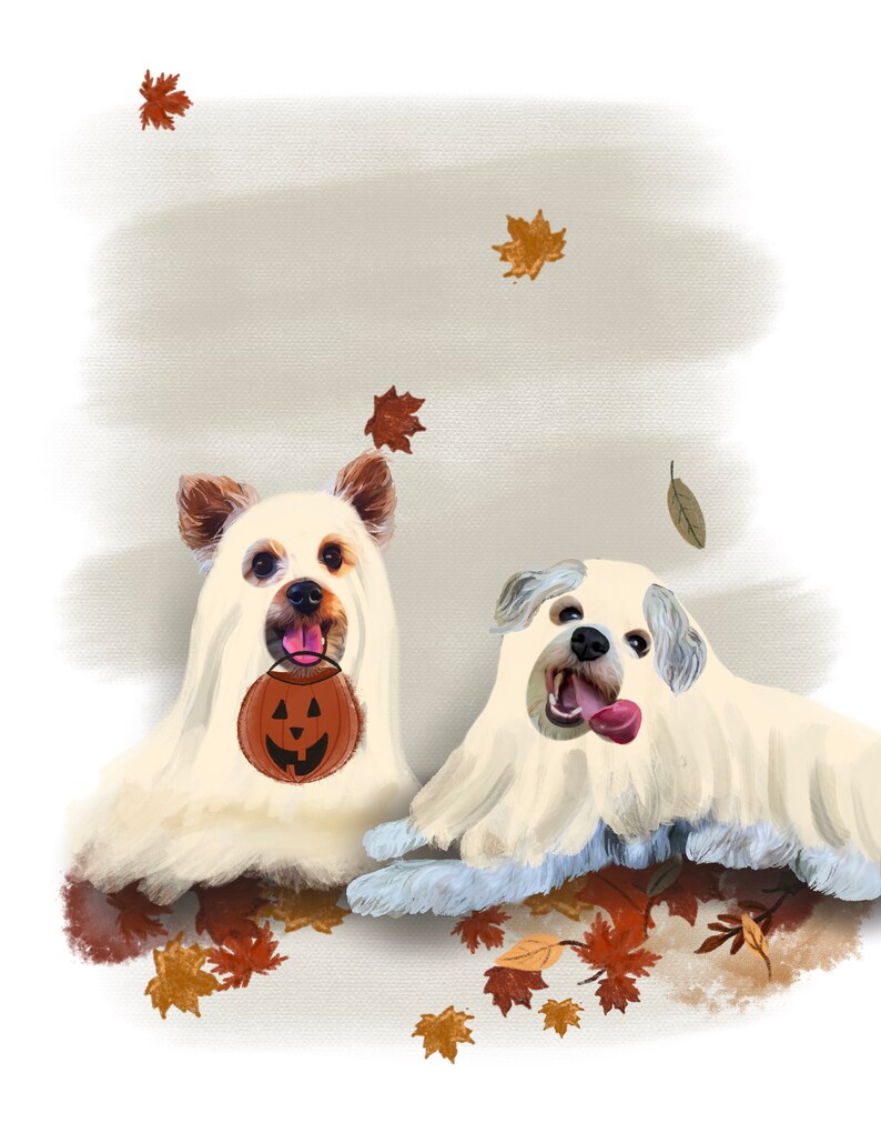 Pu&ograve; includere: Due cani bianchi vestiti da fantasmi per Halloween. Il cane a sinistra tiene una piccola zucca arancione. Entrambi i cani sono seduti su uno sfondo marrone e bianco con foglie autunnali sparse.