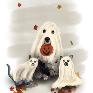 Pu&ograve; includere: Tre animali domestici vestiti da fantasmi per Halloween. Un cane bianco con il naso nero tiene un secchiello a forma di zucca. Due gatti, uno grigio e uno nero, sono anche vestiti da fantasmi.