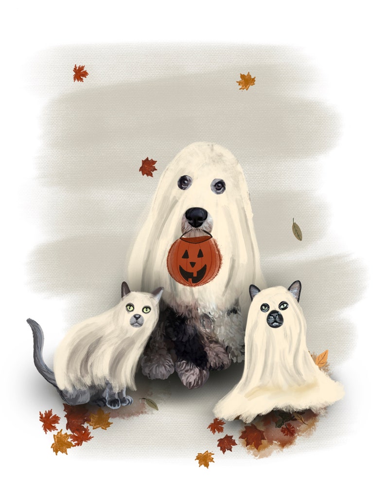 Pu&ograve; includere: Tre animali domestici vestiti da fantasmi per Halloween. Un cane bianco con il naso nero tiene un secchiello a forma di zucca. Due gatti, uno grigio e uno nero, sono anche vestiti da fantasmi.