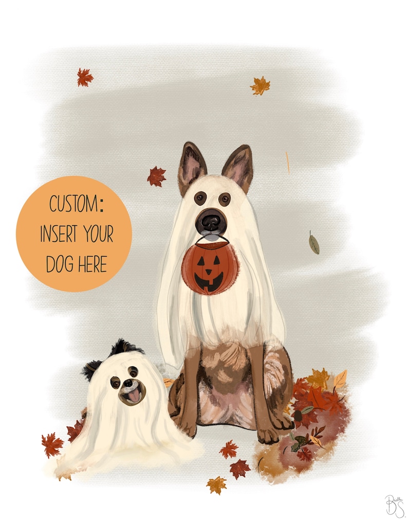 Pu&ograve; includere: Due cani vestiti da fantasmi per Halloween. Il cane pi&ugrave; grande tiene una zucca. I cani sono seduti su un mucchio di foglie autunnali. "CUSTOM: INSERT YOUR DOG HERE" &egrave; scritto in un cerchio sull'immagine.