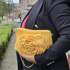 Bolso de Crochet Rosa Amarilla | Cartera Floral Hecha a Mano con Cadena Dorada | Bolso Boho Chic para Hombro | BeaCrea | Ochún