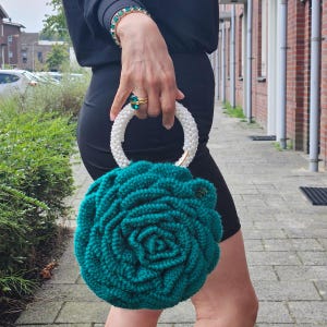 Bolso de Crochet Rosa Teal | Cartera Floral Hecha a Mano con Asa de Perlas | Bolso Boho Único y Llamativo | BeaCrea