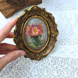 Oljemålning med pioner, konst i vintagestil, blommig stilleben, inramad väggdekor, present till födelsedag bild 7