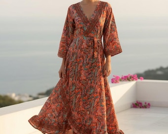 Vestido largo cruzado con estampado floral estilo bohemio, caftán de poliseda para vacaciones en la playa.