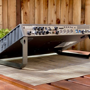 Desktop stand for MPC LIVE 2
