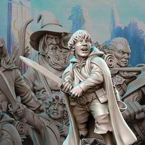 Puede incluir: Una figura en miniatura detallada de un joven hobbit, personaje de El Señor de los Anillos, que lleva una túnica marrón y una larga capa gris, sosteniendo una espada. La figura está de pie sobre una base redonda con una superficie texturizada. La figura está rodeada de otros personajes de El Señor de los Anillos, incluyendo un mago, un enano y un elfo.