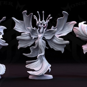 Puede incluir: Tres figuras de resina gris de una figura femenina estilizada con ropas fluidas y una corona. La figura está representada en tres posiciones diferentes, con las ropas fluyendo en diferentes direcciones.