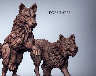 Puede incluir: Tres figuritas de lobo marrón en diferentes poses. El lobo de la izquierda está de pie con la cabeza girada hacia un lado, el lobo del medio está de pie con la cabeza en alto, y el lobo de la derecha está de pie con la cabeza baja. Los lobos están hechos de un material texturizado que se asemeja al pelaje.