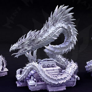 Puede incluir: Una miniatura impresa en 3D de un dragón blanco con un cuerpo serpentino y espinoso, enroscado alrededor de una plataforma de piedra. La cabeza del dragón está levantada, con la boca abierta y los colmillos visibles. La plataforma tiene una serie de escalones que conducen a la cima.