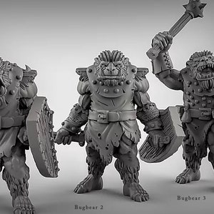 Pode incluir: Três miniaturas cinzentas de Bugbear, cada uma com poses e armas únicas. Uma segura uma maça, outra um machado e a terceira um escudo. As figuras são detalhadas com pelo, armadura e expressões ameaçadoras.