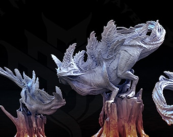 Puede incluir: Cuatro detalladas miniaturas de una criatura mítica con cabeza de reptil, alas y una cola larga. La criatura está esculpida en un color gris claro y está representada en diferentes posiciones dinámicas. Las miniaturas se muestran sobre un fondo negro.