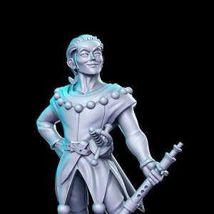 Puede incluir: Figura impresa en 3D de un bufón con un atuendo gris claro. El bufón sonríe y sostiene un instrumento de viento. La figura tiene una espada en la cintura y está sobre una base circular con diseño de adoquines.
