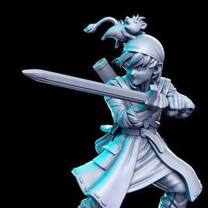 Puede incluir: Una miniatura impresa en 3D de color gris de un personaje de fantasía que sostiene una espada. El personaje lleva una túnica y pantalones y tiene un pequeño animal en la cabeza. La miniatura está de pie sobre una base redonda.