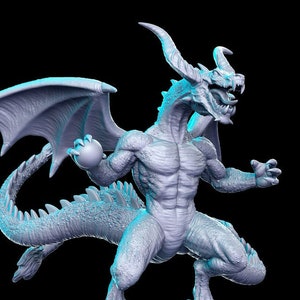Puede incluir: Una figura de dragón gris y detallada con las alas extendidas, sosteniendo una esfera en sus garras. El dragón tiene una cola larga y puntiaguda y una expresión feroz.