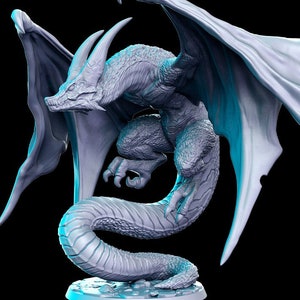 Puede incluir: Una figura de dragón gris y detallada con las alas extendidas, posada sobre una base redonda. El dragón tiene una cola larga y enroscada y garras afiladas.