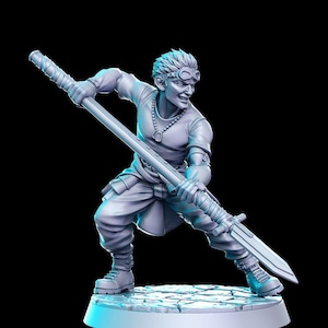 Könnte beinhalten: Eine graue Plastik-Miniaturfigur einer Person, die eine Lanze hält. Die Person trägt ein Hemd, eine Hose und eine Schutzbrille. Die Figur steht auf einem runden Sockel.