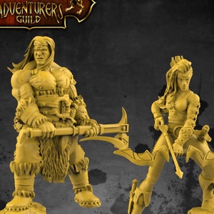 Peut inclure: Deux figurines miniatures imprimées en 3D, un guerrier avec une hache et un archer avec un arc et une flèche. Les figurines sont de couleur jaune et sont posées dans une posture d'action dynamique. Les figurines sont de The Lion's Tower Adventurers Guild.