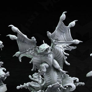Pode incluir: Duas poses diferentes de uma miniatura cinza e detalhada de uma criatura com asas e uma cauda longa. A criatura está em pé sobre uma base com uma superfície texturizada. A miniatura é etiquetada como "Pose One" e "Pose Two".