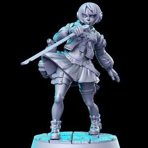 Könnte beinhalten: Graue Figur einer weiblichen Figur in futuristischer Kleidung, die ein Schwert hält. Die Figur steht auf einem quadratischen Sockel und trägt einen kurzen Rock, Stiefel und eine Jacke mit rüstungsartigen Details. Die Figur hat kurzes Haar und posiert dynamisch.