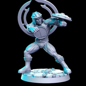 Puede incluir: Una figura en miniatura de plástico gris de un superhéroe que lleva un casco y sostiene un arma con forma de disco. La figura está de pie sobre una base gris con una superficie agrietada.
