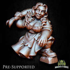 Pode incluir: Estatueta de bronze de uma mulher em um vestido, segurando um objeto grande sobre o ombro. A estatueta está agachada, com uma mão no chão. O texto "PRE-SUPPORTED" está na parte inferior.