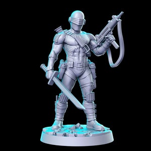 Pode incluir: Uma figura de ação de plástico cinza de um soldado usando um capacete e segurando uma arma e uma espada. A figura está em pé sobre uma base cinza.