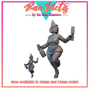 Può includere: Rappresentazione digitale di una figura in miniatura di una donna che tiene in mano una bottiglia di champagne e un bicchiere. La figura indossa una gonna corta e un cappello a punta. Il testo "Bae Victis" è in alto, con "by Vae Victis Miniatures" sotto. Disponibile in scala 32 mm e 75 mm.