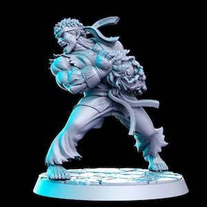 Könnte beinhalten: Eine graue 3D-gedruckte Figur eines Kampfsportlers in Kampfpose. Der Charakter trägt ein Stirnband und eine traditionelle Kampfsportuniform. Die Figur steht auf einem zerbrochenen Steinsockel.