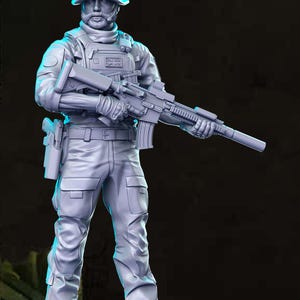 Puede incluir: Una figura de plástico gris de un soldado con un sombrero y sosteniendo un rifle. El soldado lleva un chaleco táctico con un parche de la bandera británica.